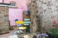 The Old Cottage - Central Location Near the Beach