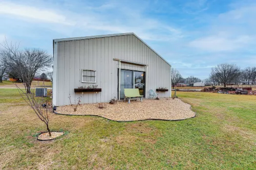 Missouri Couple's Retreat: 'Shouse' w/ Patio, Yard - Homestays
