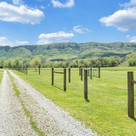 Charming 2-bedroom house with AC, WiFi in tranquil Eagle Rock Отели в г. Ботетот