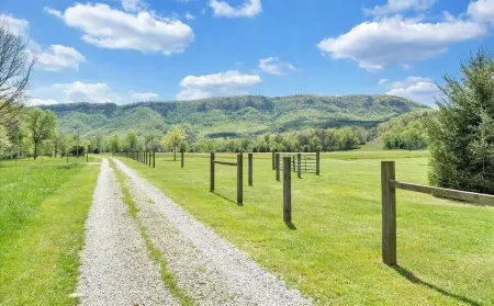 Charming 2-bedroom house with AC, WiFi in tranquil Eagle Rock Отели в г. Ботетот