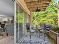 New Listing! Cozy 2-bedroom 3-bath condo on hole 3 of Rayburn Country Club 賈斯珀縣酒店