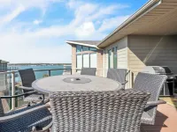 Charming 3-bedroom condo with stunning lake views in fabulous Arnolds Park, IA 아놀드 파크 호텔