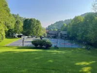 Wolf Laurel Cabin Near Big Bald. Hike the Appalachian Trail. Long Range Views.
