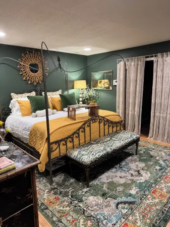 Cozy cottage nestled in the woods near WILLSTELLA Farm Venue