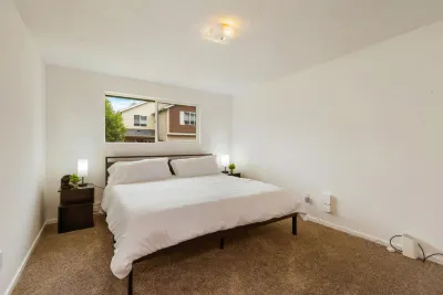 Bright 2BR Near Ash Way w Private Yard Hotels near N4