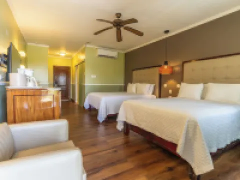 Travellers Beach Resort โรงแรมในเนกริล