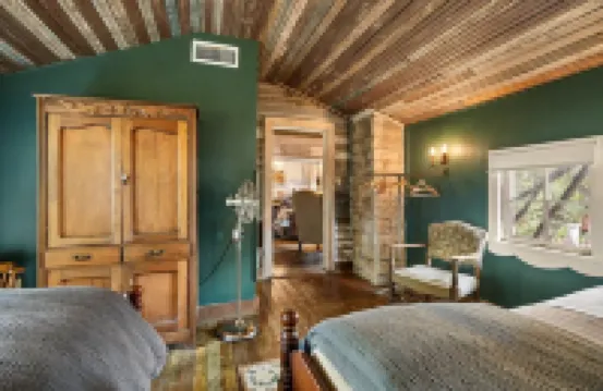 Historic Home: Walking distance to historic square, beach, & hiking trail!