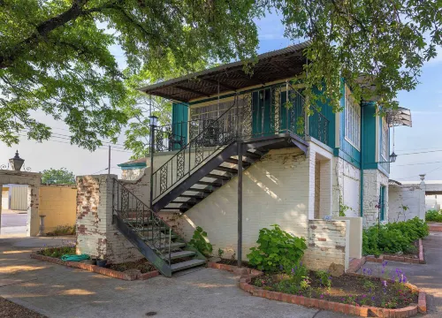 강까지 걸어갈 수 있는 마리포사 모나크