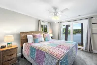 Lakeside Oasis Room for 12!