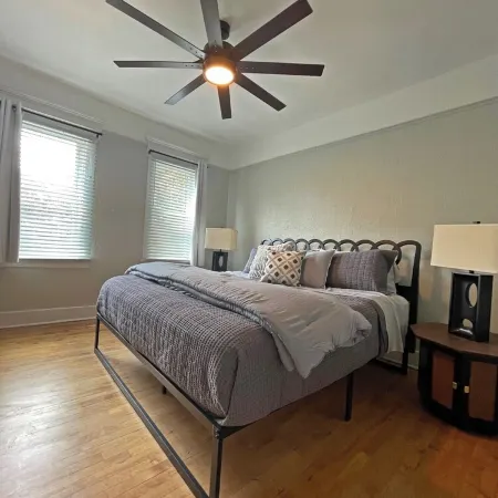 2bed 1.5bath House, Lower Eastside, King Bed, Fire Pit, Free Parking, Sleeps 6