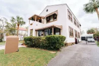 “La Playa” Downtown Brunswick Beach Cottage - near St. Simons & Jekyll