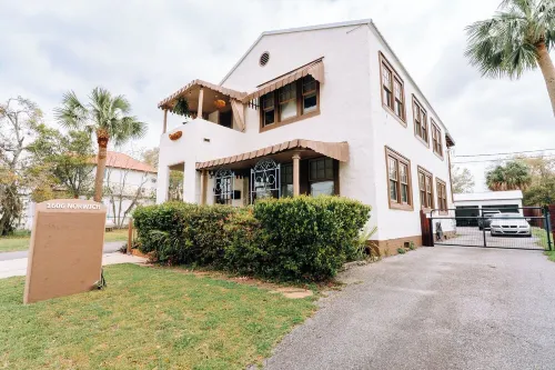 “La Playa” Downtown Brunswick Beach Cottage - near St. Simons & Jekyll