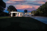 Private Oasis🌴 Heated Pool•Near Beach•Pet Friendly