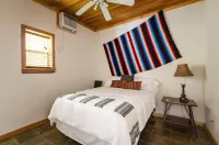 Cozy ranch guest house on 300 acre Ranch, pets okBig Thicket National Preserve 哈丁縣住宿飯店