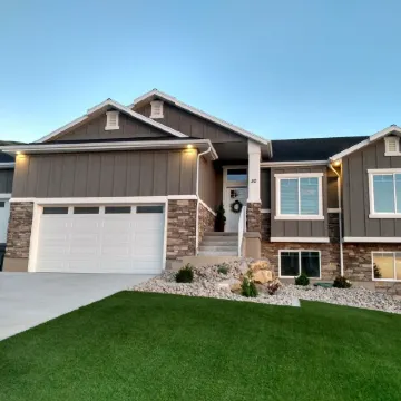 Entire Home Sleeps 16, Near Ski Resorts, Private Hot Tub, and Fireplace over Tub