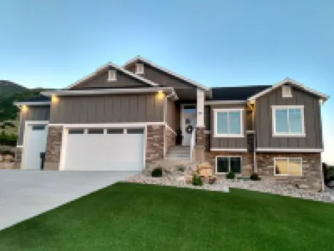 Entire Home Sleeps 16, Near Ski Resorts, Private Hot Tub, and Fireplace over Tub