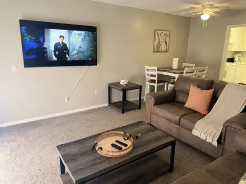 Ft Novosel 9 miles away.  Quiet 2-bedroom Townhouse in Enterprise with WiFi, AC