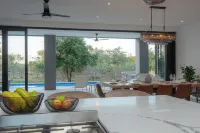 Giraffe Oasis - Kruger Luxury Family Villa: 5-BRs WiFi & AC in Marloth Park