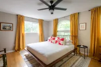 All-Season Sun Porch and Wood-Burning Stove - Charming Retreat Hotels in Skytop