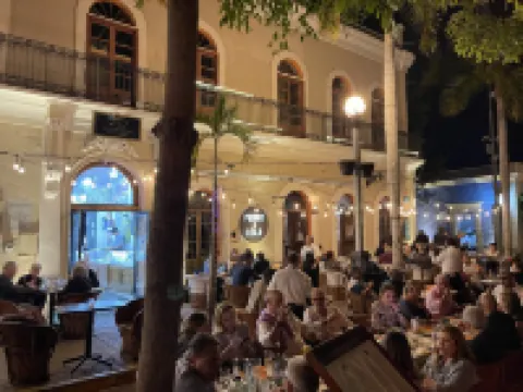 Luxe Modern- Area-Near Beach-Pool-BBQ-King Bed Hotels in 