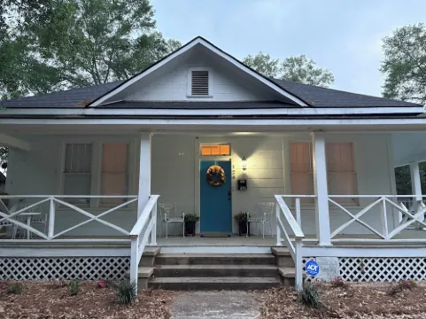 4-bedroom bungalow in amazing Natchitoches with WiFi, AC near Northwestern Univ.