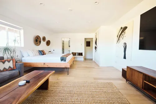 Desert Spa Retreat - Walk to Pappy & Harriet’s