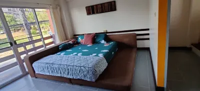 Cheerful Orange 2BR Townhouse 350m.to the beach near U-Tapao Airport หาดEOD附近的飯店
