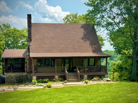 Quiet, cozy, cabin apartment in the woods.