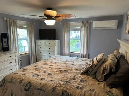 Niantic Beach House! Sleeps 8, walk to Crescent Beach