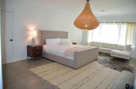 Welcome to Muffin Top! in Round Top,TX  Walk to shopping - 3 min drive to town!