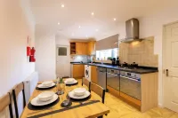 6-Bed Contractor House | Long Stay Discounts | WiFi, Driveway Parking, Smart TV 피터버러 호텔