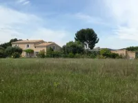 Magnificent villa with pool and view Hotels in Caromb