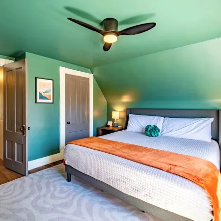 North Conway Adventure Hub! Walk to Shops & Dining. All New! Deck, Grill, Lawn