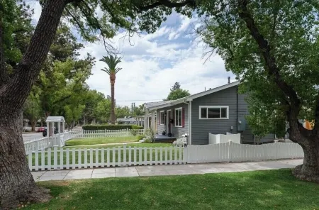 Guest Place in Pasadena w/ Private Entrance Отели рядом с достопримечательностью «Арлингтон Гарден ин Пасадина»