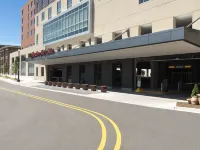 希爾頓歡朋套房飯店-大大急流城市中心 B.O.B.啤酒廠附近的飯店