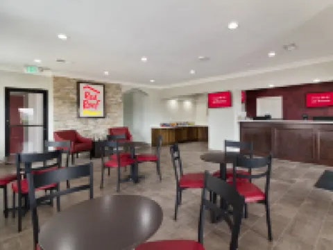 Red Roof Plus+ Galveston - Beachfront Hotels in Galveston