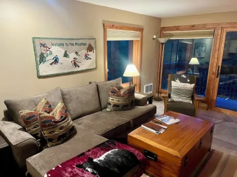 Great Family Condo - 2 Minute Walk to Chair Lifts!
