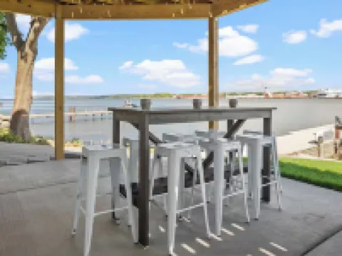 Waterfront oasis steps from downtown Sturgeon Bay!