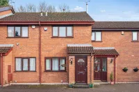 Brooklands home | 12 min to Airport | Free parking | Private garden Các khách sạn gần Sale Water Park