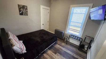 Vibrant Milwaukee Townhome near Downtown Отели рядом с достопримечательностью «UWM English as a Second Language Program»