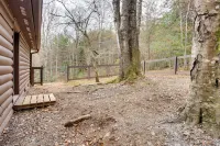 Peaceful Warne Cabin Fenced Yard and Screened Porch - Wifi