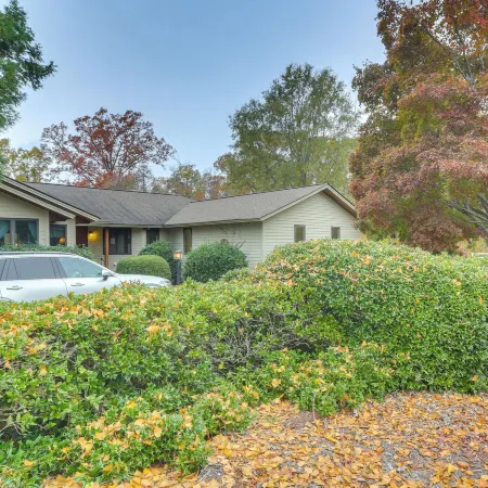Great for Groups! Farmhouse in Jordan Lake Area