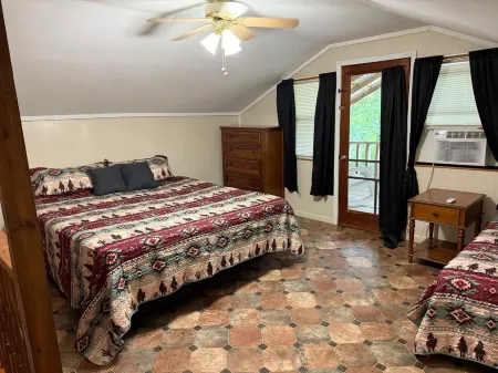 Direct Windrock trail access Breathtaking views right from your bedroom sleeps 4