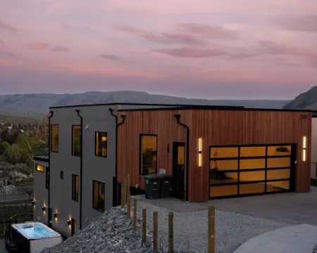 Ultra Luxury Chelan Lake House w/ Sauna, Steam Room, Cold Plunge, and Hot Tub Hotels in Chelan