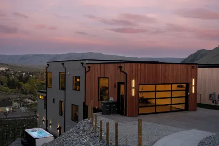 Ultra Luxury Chelan Lake House w/ Sauna, Steam Room, Cold Plunge, and Hot Tub