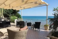 House with sea view, parking and private beach.