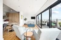 New apartment nestled on the seaside with expansive views of cliffs, sea and sky Hotels in Hastings