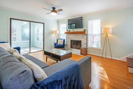 Pet-friendly, freshly renovated, 2 bd/2.5 bath townhome in Decatur!