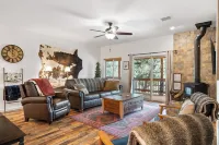 Charming 2-bedroom Cabin with WiFi, Wood Stove and AC in serene Heber-Overgaard!