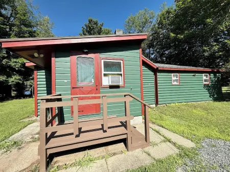 Great Sacandaga Lake 4 Season Cabin - Leaf Peeping Availability!